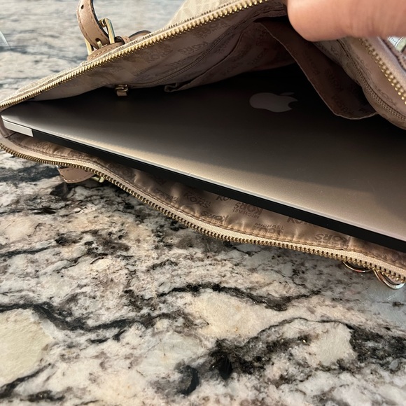 MICHAEL KORS SIGNATURE HANDBAG TOTE NEUTRAL CREAM AN TAN WITH GOLD HARDWARE - Picture 8 of 8